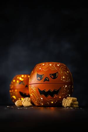 Stylova plechova dyne marksandspencer, ktera po rozsviceni vytvori halloweenskou atmosferu. Uvnitr ukryva maslove susenky ve strasidelnych tvarech_idealni tip na dekoraci i sladke poteseni za 329 kc.jpg